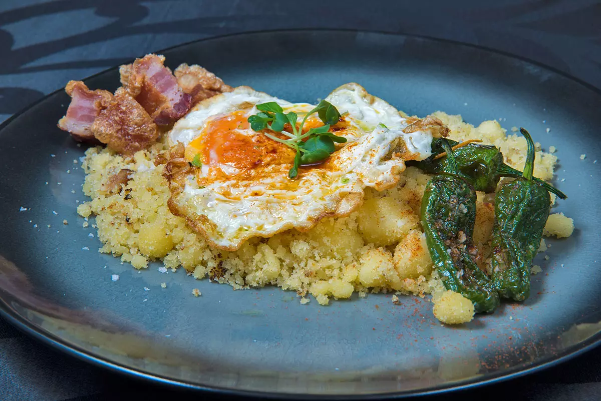 Migas con sus torreznos y huevo con puntilla